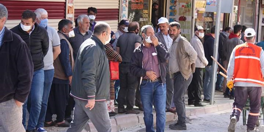 Ergani’de sosyal mesafe kuralına uyulmuyor