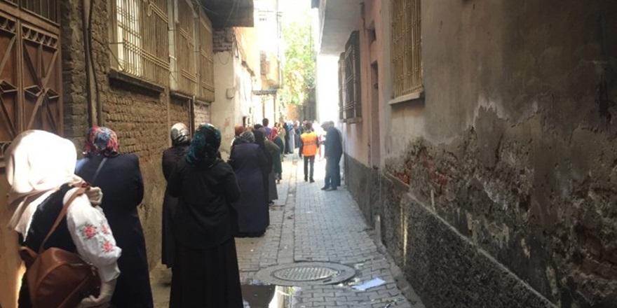 Diyarbakır’da yasak sonrası kuyruklar ara sokaklara taştı
