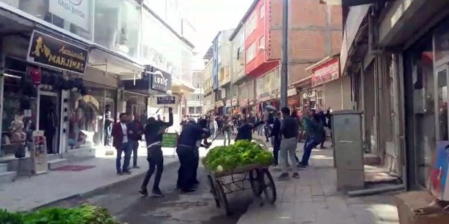 Ağrı’da zabıta ve seyyar satıcılar arasında kavga çıktı