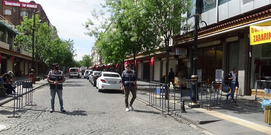 VİDEO - Diyarbakır’da vatandaşlar sosyal mesafe kuralına uyarak dışarı çıktı