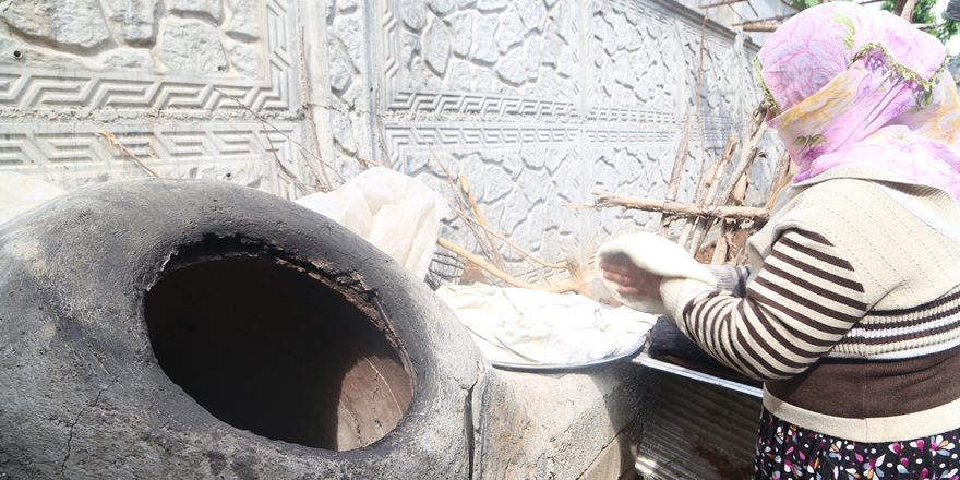 Fırın kuyruklarına alternatif: Tandır ekmeği