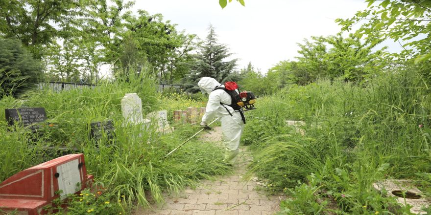 Mezarlıklarda yabani ot temizliği