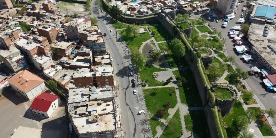 Diyarbakır'ın cadde ve sokakları bugün de boş kaldı