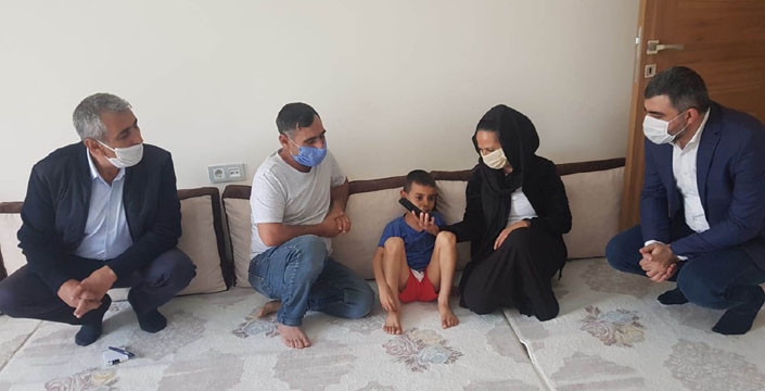 AK Partili Kılıç, Nusaybin'de polis tarafından kovalanan çocuğun ailesini ziyaret etti