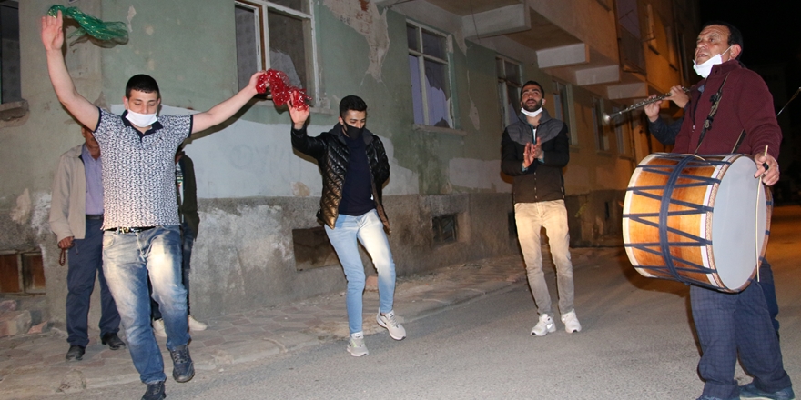 Sosyal mesafeli 'sahur halayı'