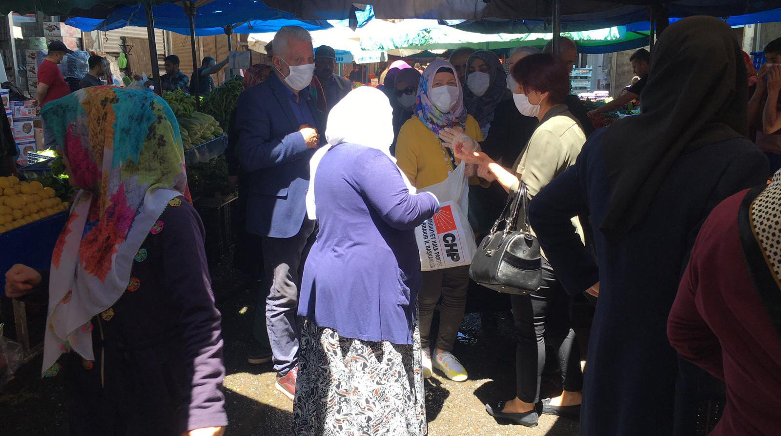 CHP Diyarbakır İl Örgütü, maske ve Ramazan kolisi dağıttı