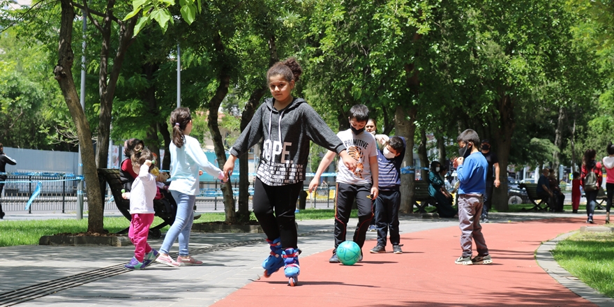 Diyarbakır'da çocuklar uzun zaman sonra sokağa çıktı