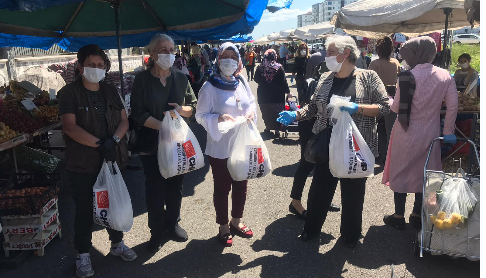 CHP, Diyarbakır’da bir hafta içinde 7 bin 500 maske dağıttı