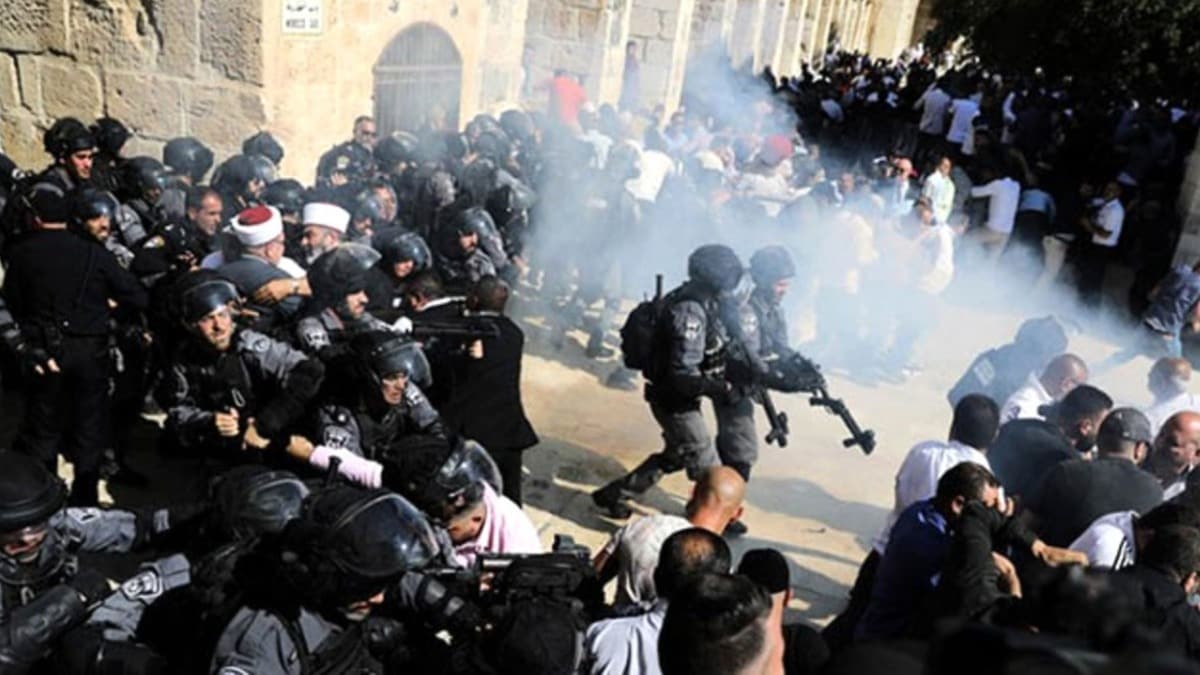 İsrail polisi, Mescid-i Aksa'da 5'i kadın 6 Filistinliyi gözaltına aldı