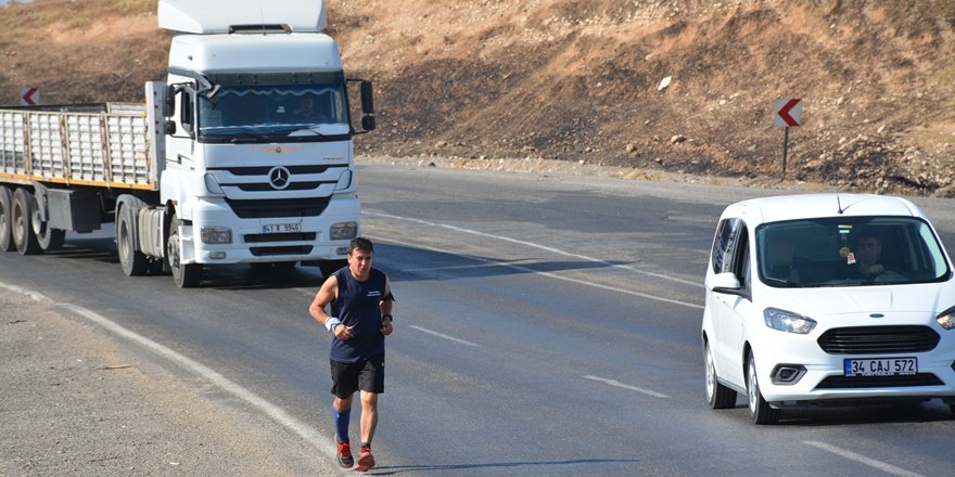 Şırnak’ta 53 yaşındaki sporsever 50 kilometrelik yolu 6 saatte koştu