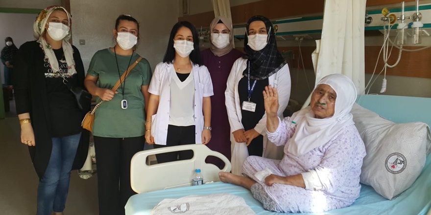 75 yaşındaki kadın 40 günlük korona savaşını kazandı