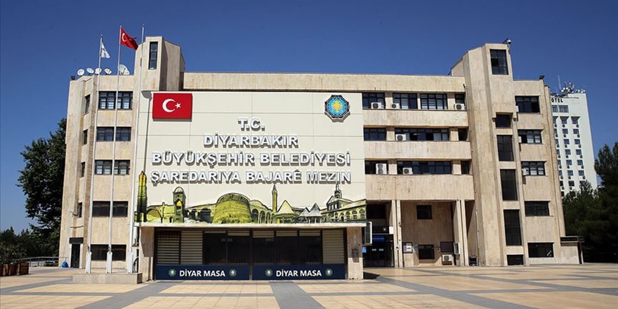 Diyarbakır’da silahıyla oynayan personel kendini yaraladı