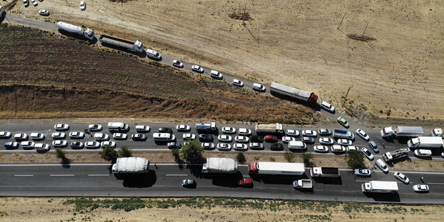 Diyarbakır’da şoförün uykuya daldığı yoldan ilginç görüntüler