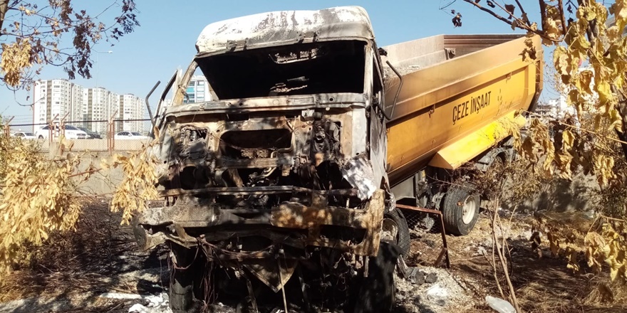 Diyarbakır’da buğday pazarına giren tırın enkazı 3 gündür kaldırılmadı