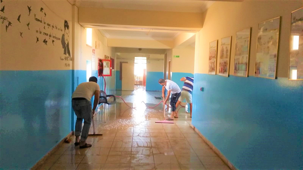 Okulda temizlik personeli olmayınca iş başa düştü!