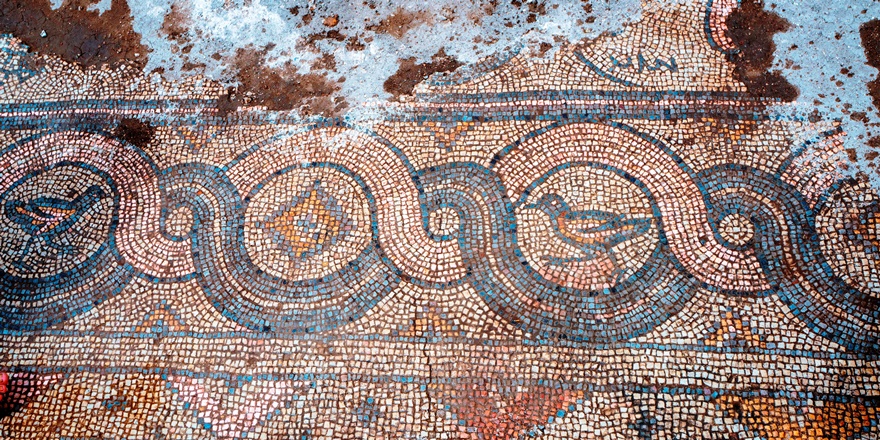 Bin 624 yıllık kiliseye ait mozaikler gün yüzüne çıkarılıyor