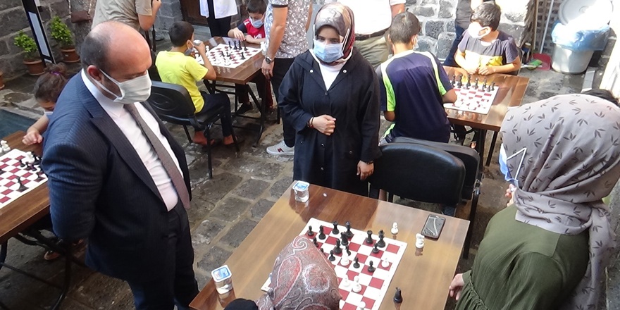 Diyarbakır'da 'Maskeni Tak, Mesafeni Koru, Hamleni Yap' turnuvası