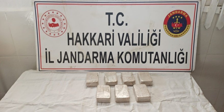 Hakkari'de 3 kilo 500 gram eroin arazide terk edildi