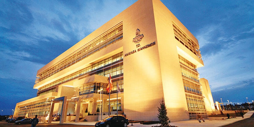 Anayasa Mahkemesi’nden ‘Işıklar yanıyor’ açıklaması