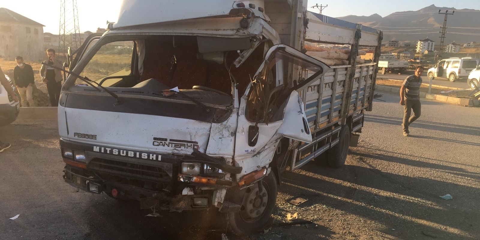 Kamyonla kamyonet çarpıştı: 1 yaralı