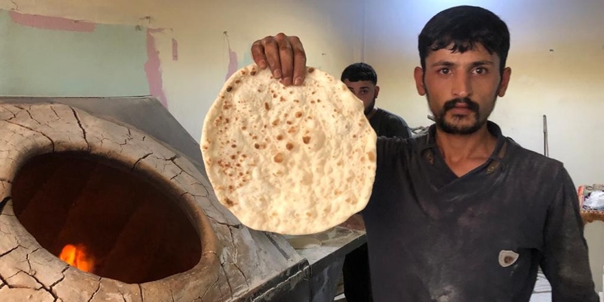 Suriye ekmeğini üreterek geçimini sağlıyor