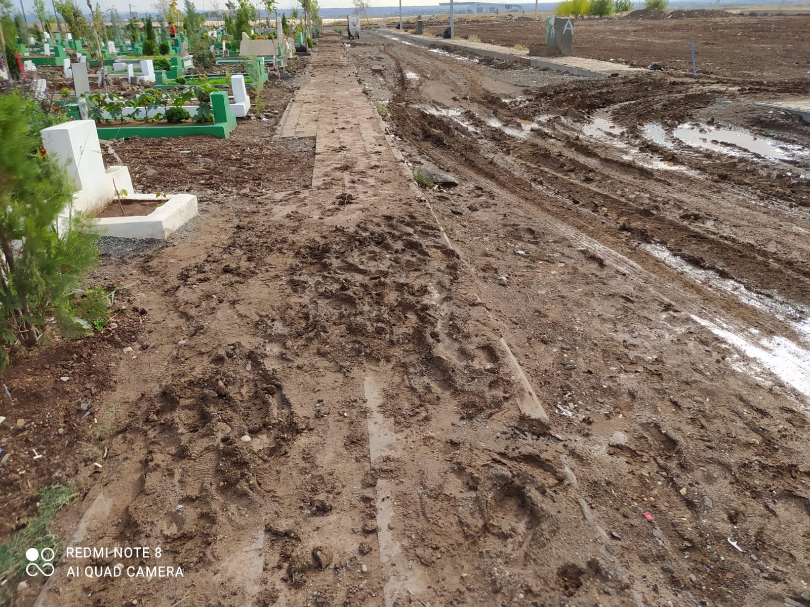 Diyarbakır’daki mezarlıklar çamur içinde