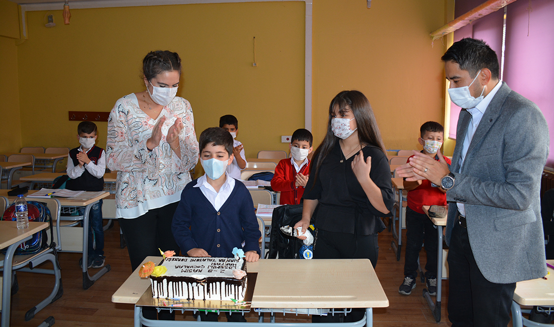Şırnak’ta kanseri yenen 9 yaşındaki öğrenciye doğum günü sürprizi