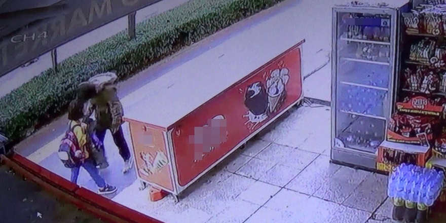 Maskesiz genç, öğrencinin yüzüne hapşırdı