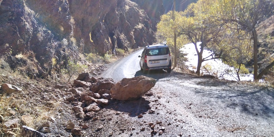 Düşen kayalar araca isabet etti