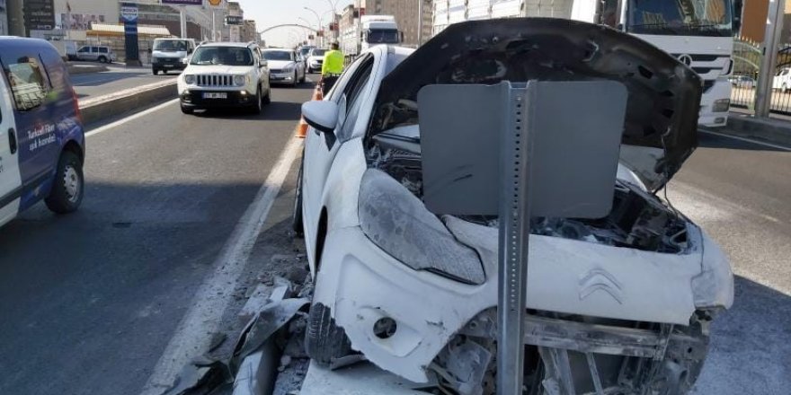 Diyarbakır’da otomobil alev aldı: 2 yaralı