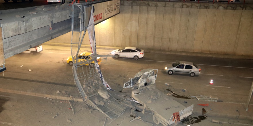 Çarpışan araçlar üst geçitten düştü: 5 yaralı