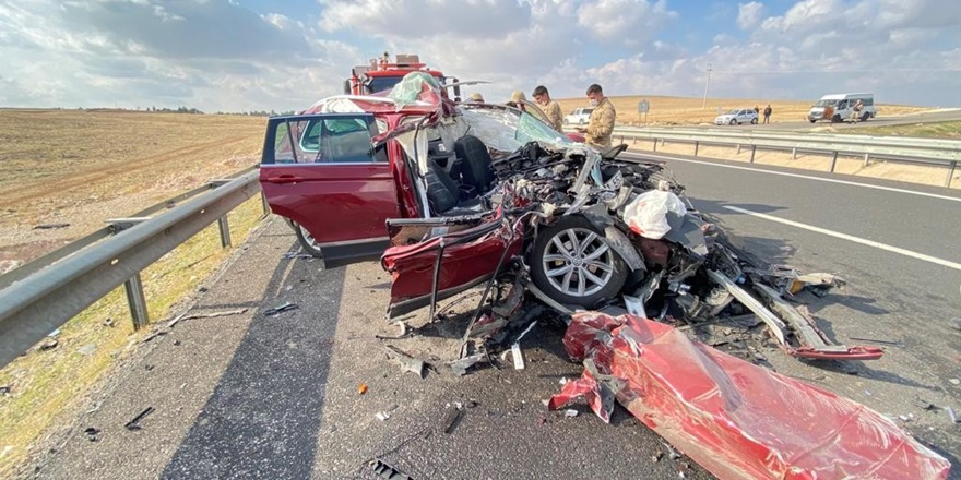 Seyir halindeki araç tıra arkadan çarptı: 4 yaralı