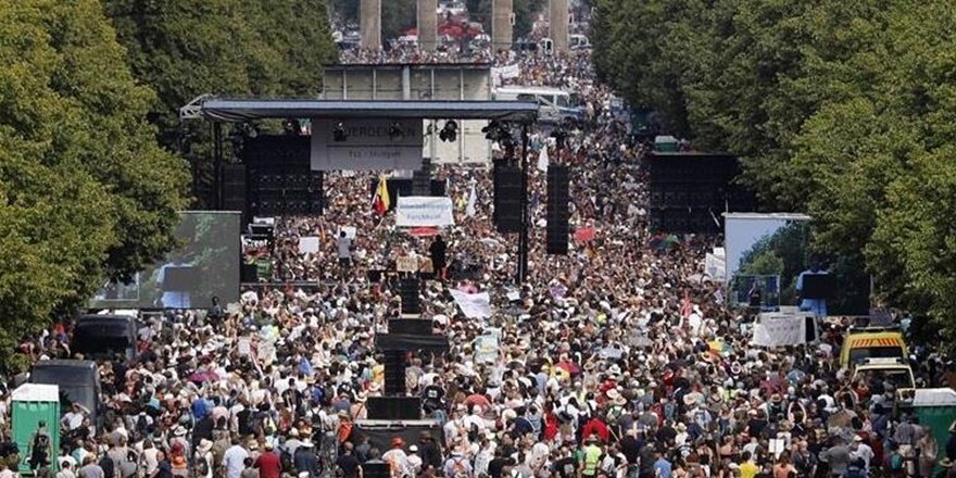 Almanya'da Covid-19 önlemleri protesto edildi