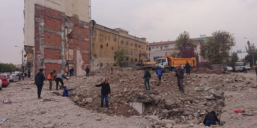 VİDEO - Diyarbakır eski Orduevi’nin yıkımı tamamlandı