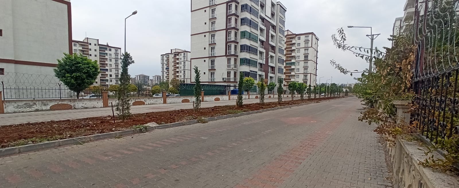 Bağlar'da caddeler de yeni refüj çalışmaları