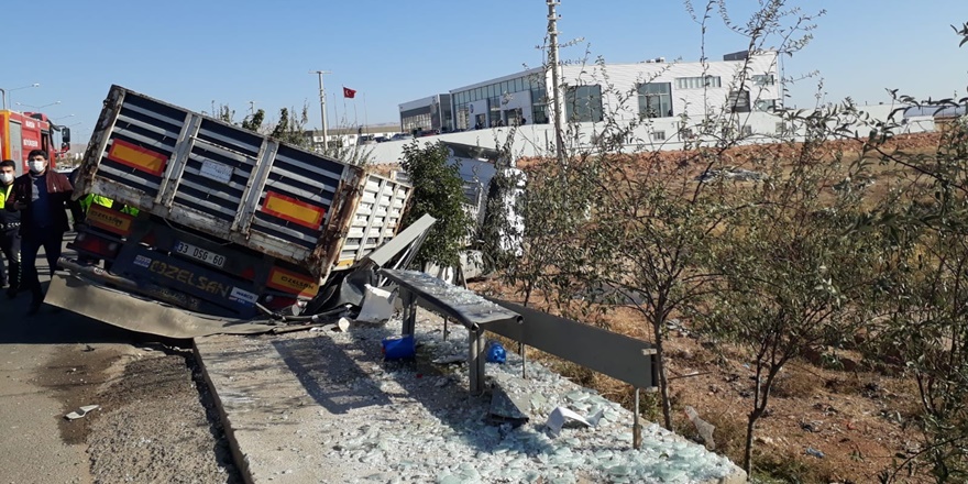 Mardin’de tır otobüs durağına daldı: 1 ölü, 1 yaralı