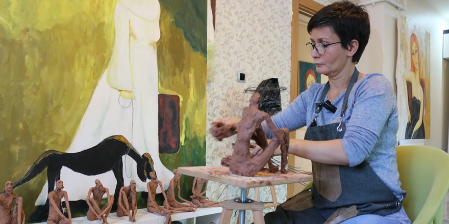 Diyarbakırlı hemşire hem hastaları iyileştiriyor hem de sanatını yapıyor