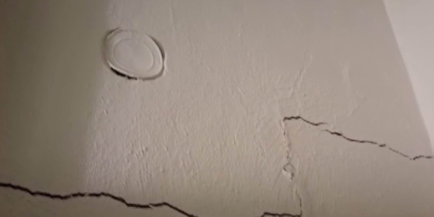 Deprem sonrası evlerde derin çatlaklar oluştu