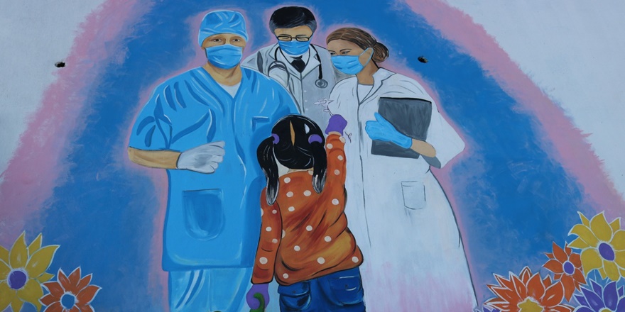 Diyarbakır’da 'Sanat sokakta' sanatçıları sağlık çalışanlarını duvara çizdi