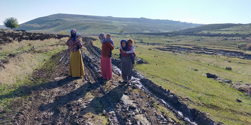 VİDEO - Diyarbakır'da bozuk köy yolu beş kişinin hayatına mal oldu