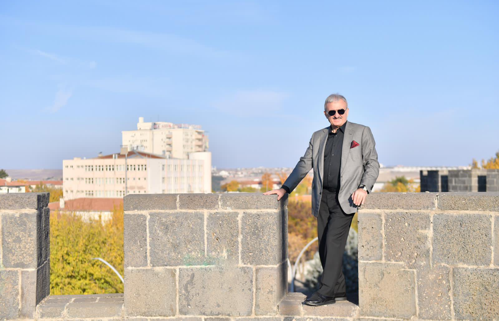 Diyarbakır Valisi Surlara çıktı