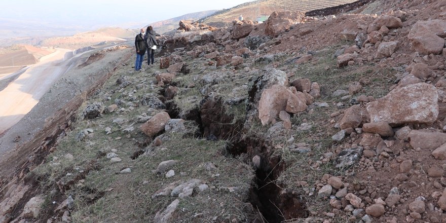 Siirt depreminin ardından oluşan derin yarıklar görüntülendi