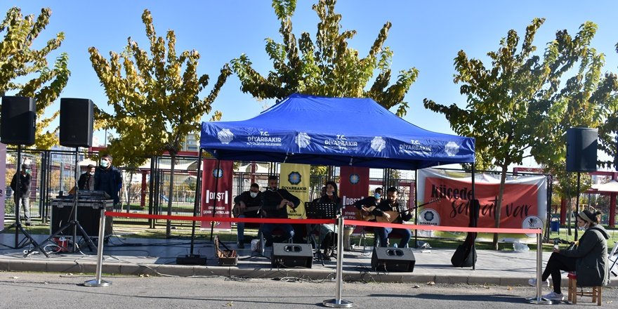 Diyarbakır'da kısıtlamada "Küçede sanat var" etkinliği