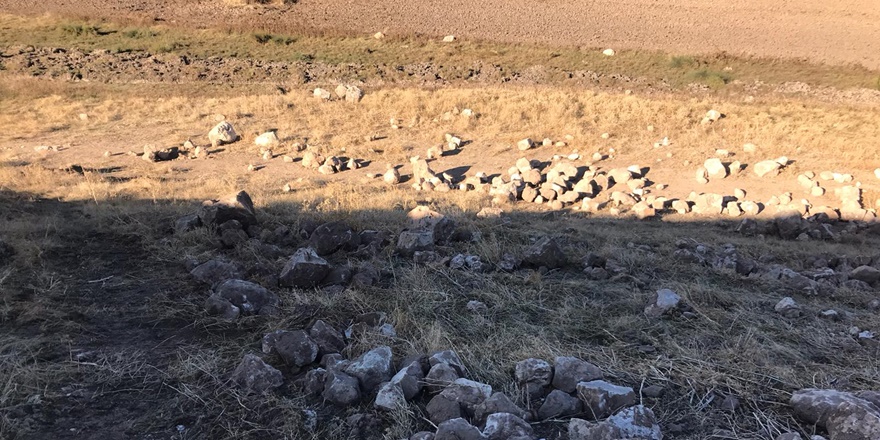 Diyarbakır'da paletli kepçe ile sit alanında kaçak kazı