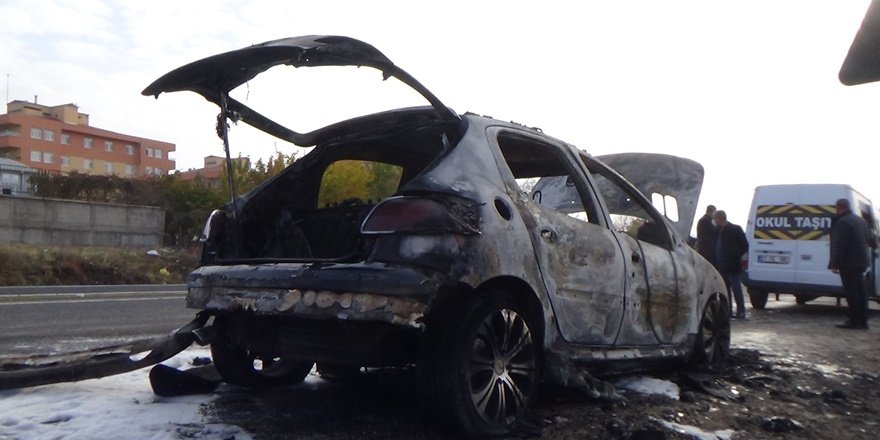 Seyir halindeki otomobil cayır cayır yandı