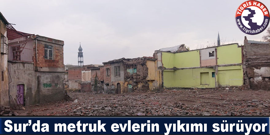 Sur’da metruk evlerin yıkımı sürüyor