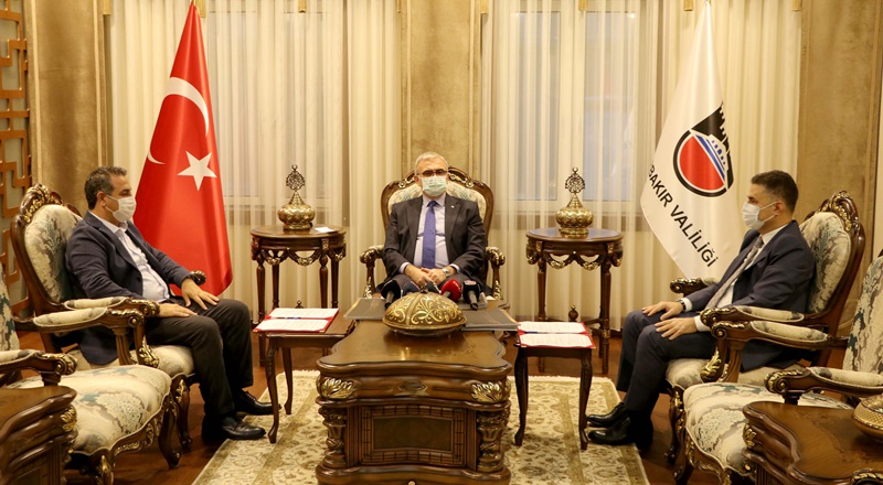 Diyarbakırlı iş insanı mezun olduğu okulun yerine yenisini yapacak