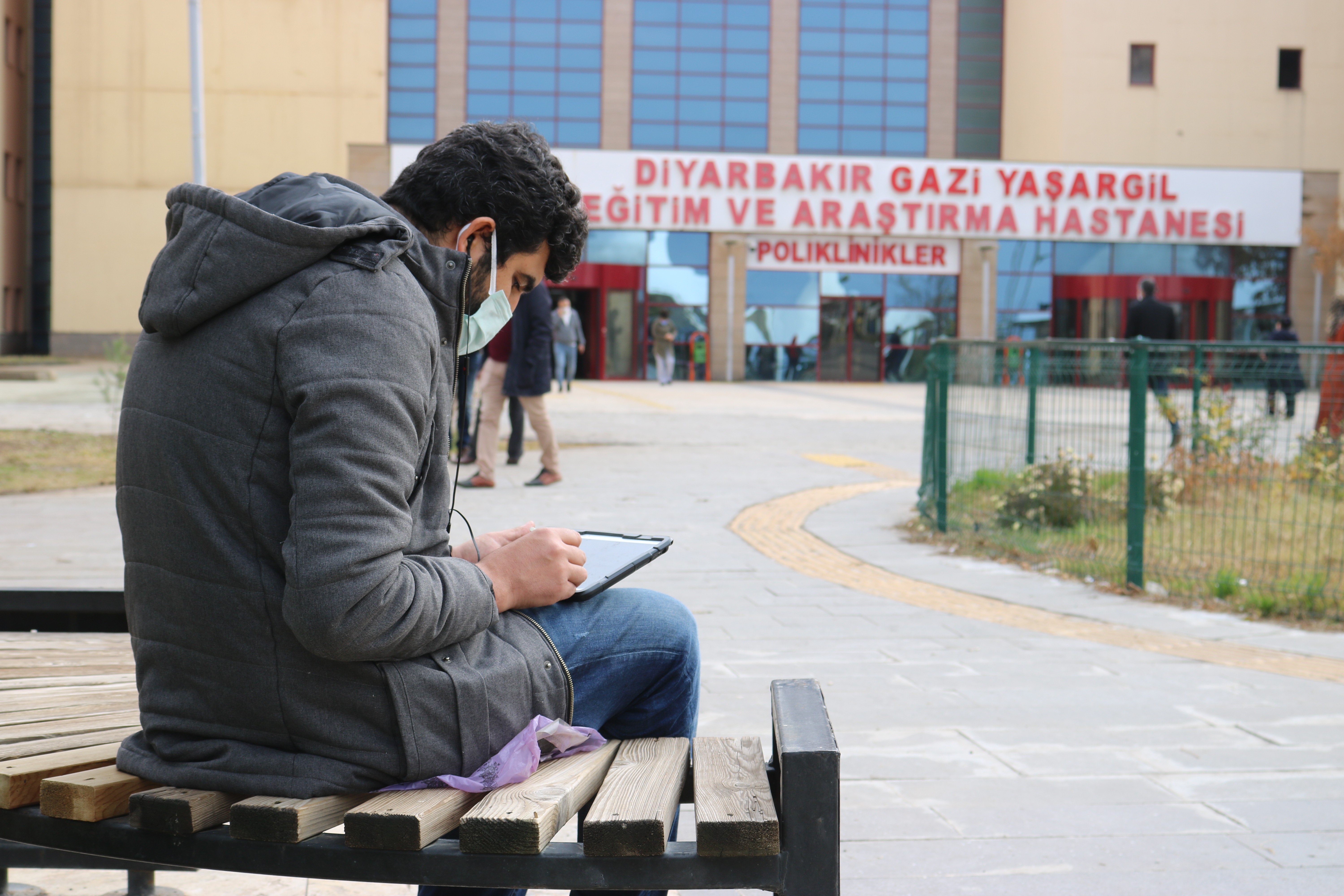 Diyarbakırlı öğretmen, EBA derslerini hastane bahçesinde veriyor