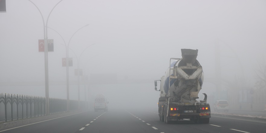 VİDEO - Diyarbakır'da üç gündür etkili olan sis hava ve kara trafiğini felç  etti
