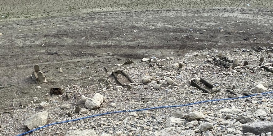 Silvan'da baraj suyu çekildi, eski mezarlıklar gün yüzüne çıktı